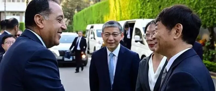 政协副主席穆虹在开罗会见埃及总理，邀请埃及加入《对53个非洲国家输华产品给予全额关税减免》倡议