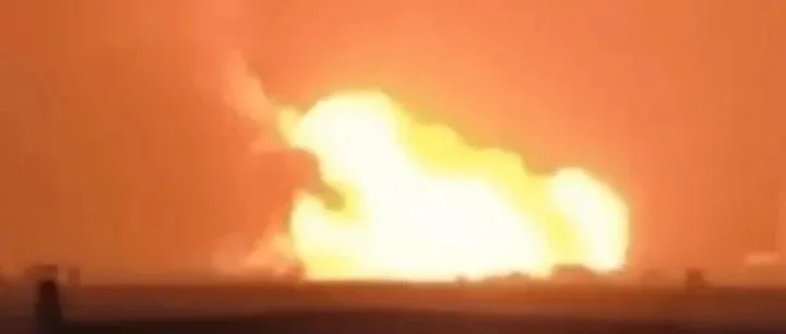 突发！港口遇袭引发大规模火灾，俄“能源命脉”遭重创