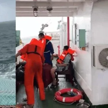 突发2起事故！集装箱动力故障，黏土散货船倾斜