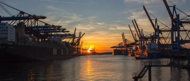 美媒：高关税迫使美国港口推迟升级