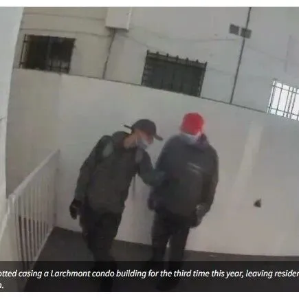 可怕！蒙面男子3次被监控拍到在洛杉矶公寓附近踩点