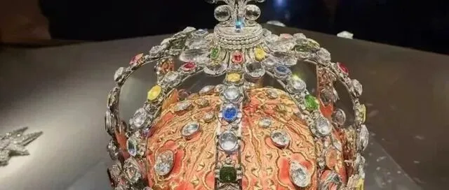 “卢浮宫正品珠宝”惊现二手<em>平台</em>，标价888万，<em>客服</em>回应：用户可直接<em>举报</em>！律师：售卖者或涉嫌违法