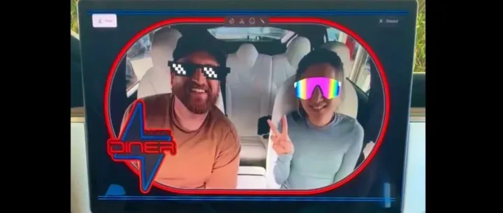 特斯拉官方 OTA 演示车内拍照新功能