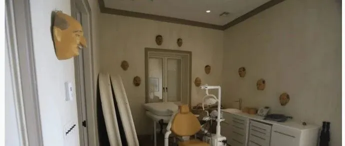 爱泼斯坦“萝莉岛”照片首次公开，屋内竟有一把牙科椅