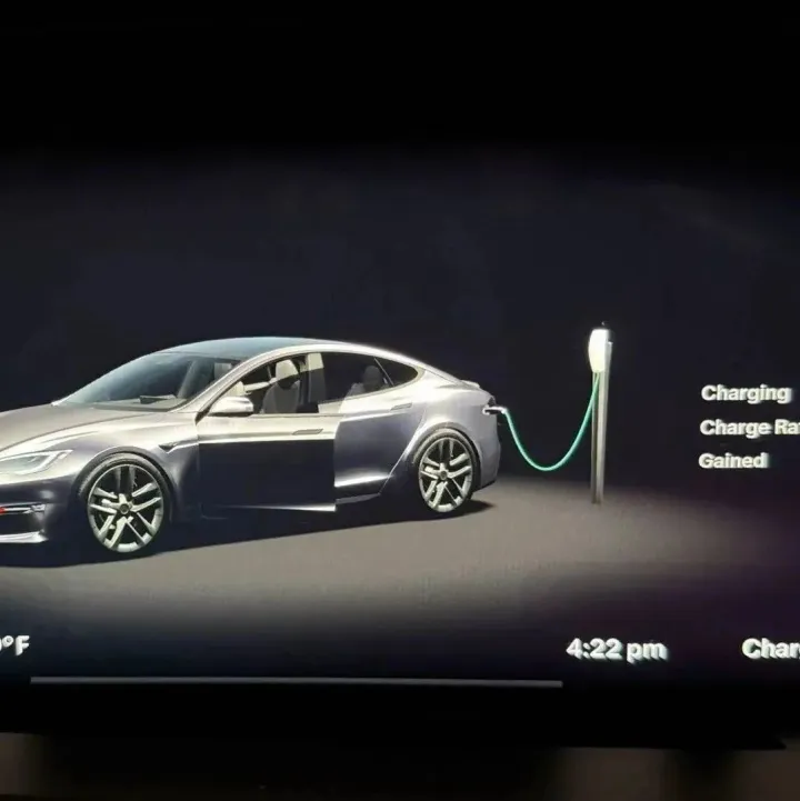 <em>Model</em> S和<em>Model</em> X在假日更新后也增加了充电桩可视化功能。