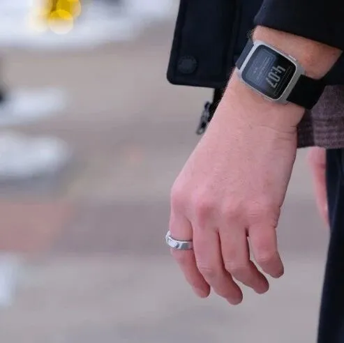 速递｜Pebble新推出AI戒指专注语音备忘，无屏幕、无充电、无追踪
