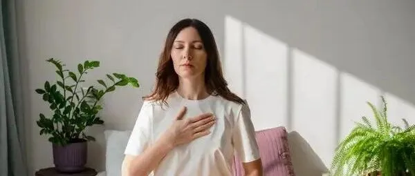 这个呼吸法小技巧，随时能用，随时有效（收藏备用）