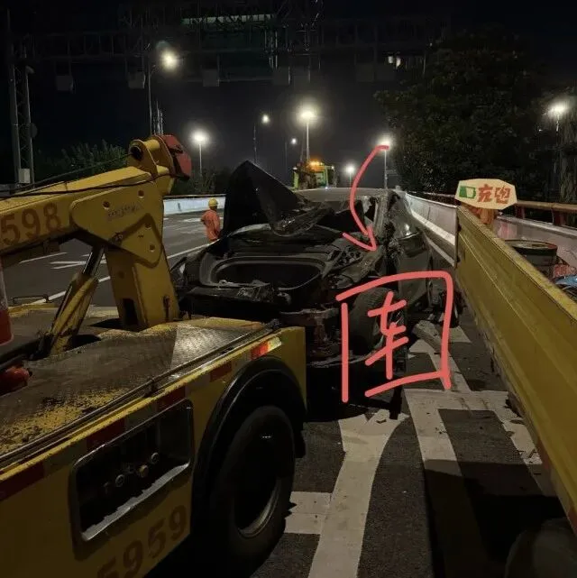 不能过度信赖AP！Model Y高架撞上路障车直接全损。