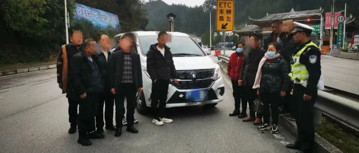 重庆高速交警精准查获一起涉嫌非法营运超员车辆