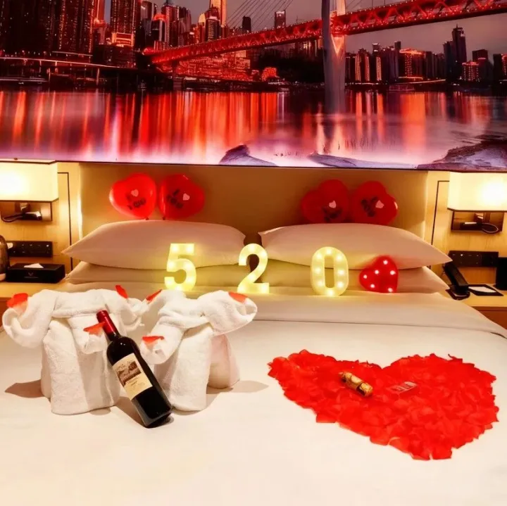 他扫完码红着耳尖递来的盒子，让我腿软了