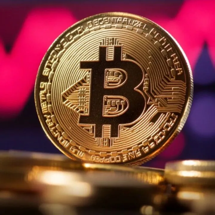 从单周流出19亿到流入10亿，加密市场反弹能持续吗？美联储政策或是关键!