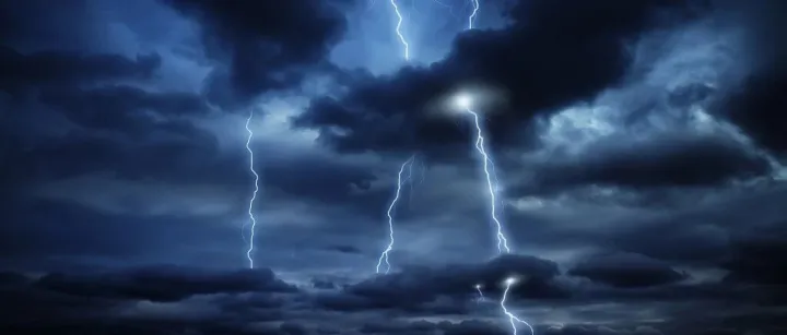 突发！美股万亿芯片巨头大跌11%，带崩科技股！多位美联储官员发声，给降息前景泼冷水...