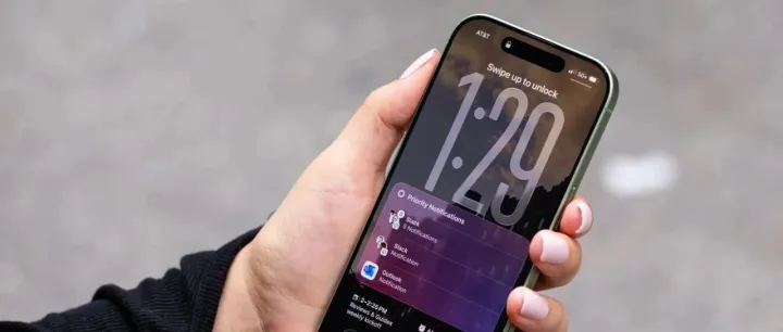 微信群崩了，官方致歉：已恢复/iOS 26.2 推送，液态玻璃再调整/小米回应「不让卖小米」传闻