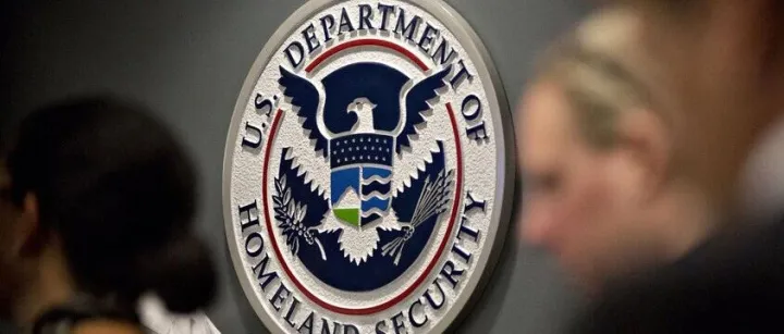 <em>美国</em>移民政策大变化：暂停庇护<em>案</em><em>裁决</em>，大砍工卡有效期...有人恐弃<em>案</em>而走