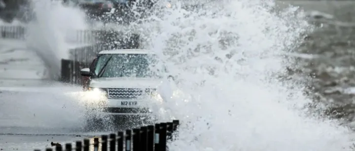 风暴横扫英国，海陆空交通大瘫痪
