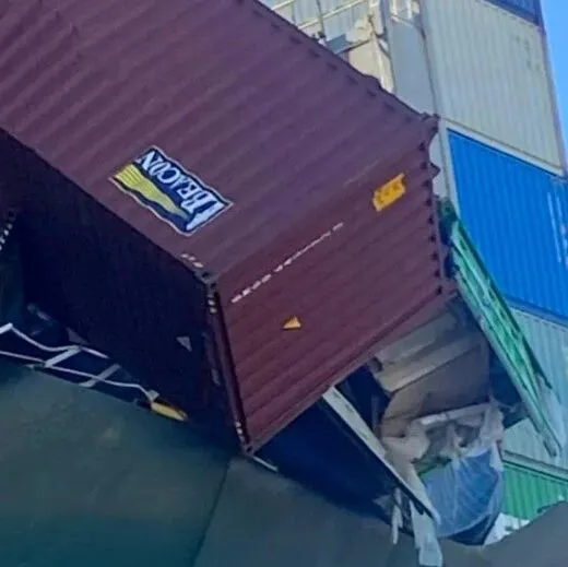 突发！18个集装箱坠海，航道被迫关闭实施打捞