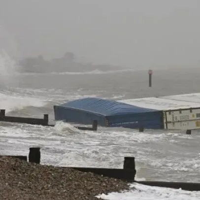 大量集装箱落水，成千上万根香蕉被冲上岸！