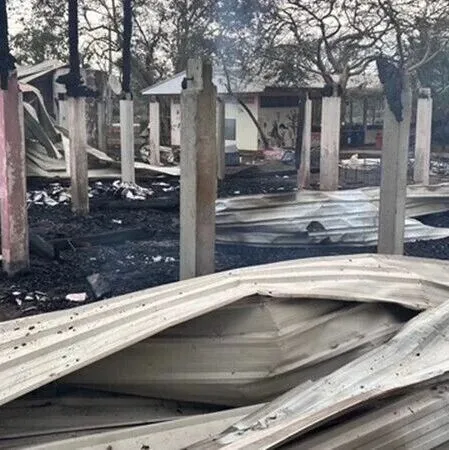 廊开学校深夜失火60 年木楼烧成废墟