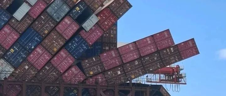 突发！9000TEU大船遭遇巨浪，45个集装箱坠海！