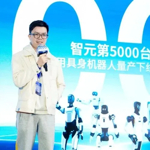 智元机器人量产破5000台 具身智能开启规模商用新纪元