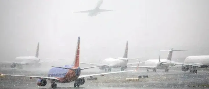 暴风雪横扫美国！全美航空大瘫痪：10,000+ 航班延误，国际货运滞期严重！