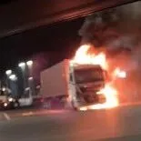 奥克兰集装箱码头一卡派车辆起火，事发时正拉载集装箱！