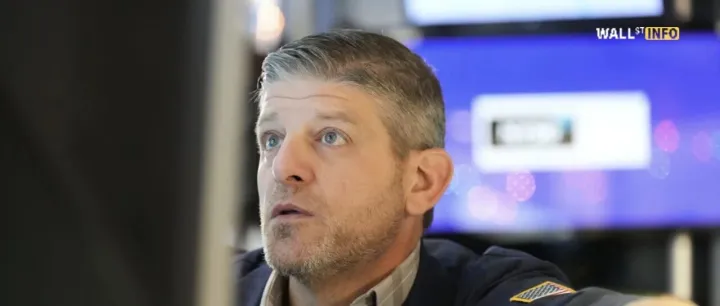 中国，跟着笑了