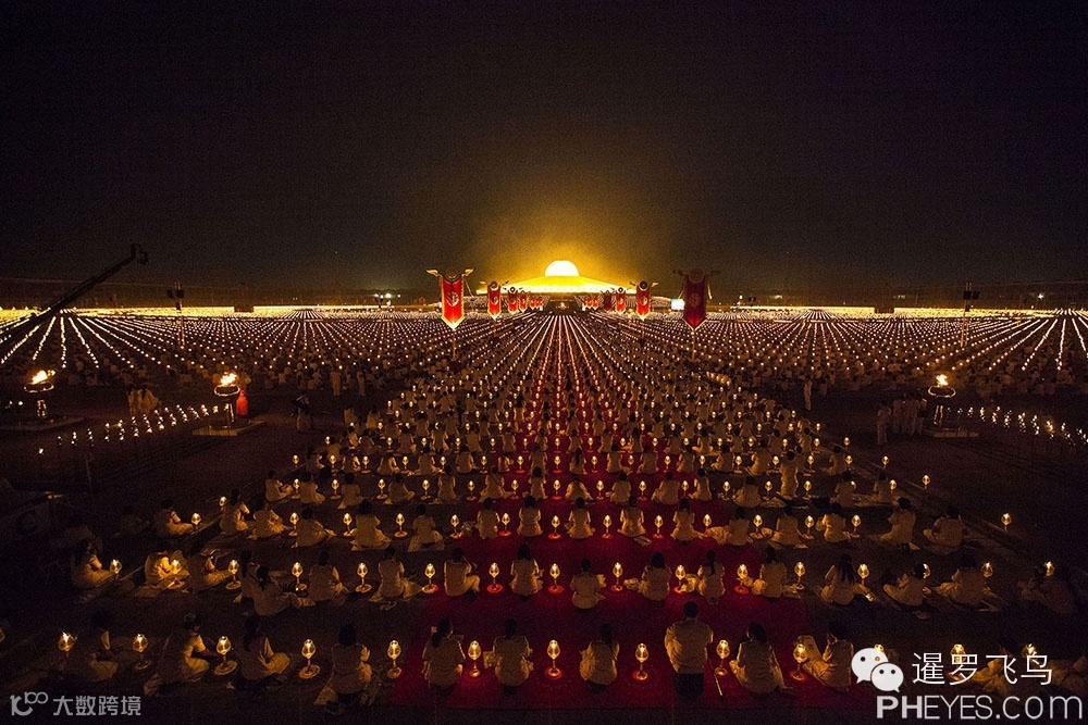 信众一同点燃十万盏灯,场面十分壮观。.jpg