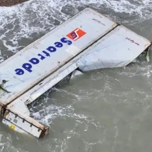 Baltic Klipper”轮16个集装箱落水！香蕉被冲上岸！