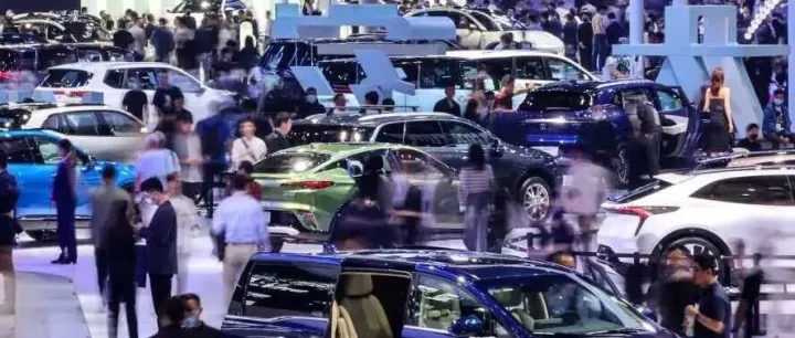<em>广州</em>车展众生相：“鸿蒙”“乾崑”高频出现，小米发10000个<em>车模</em>