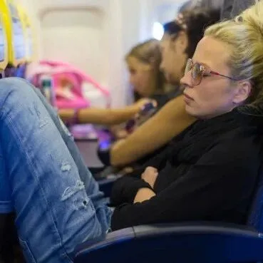 美国急诊医师警告！搭机有两大高风险行为，恐引发感染与紫外线伤害