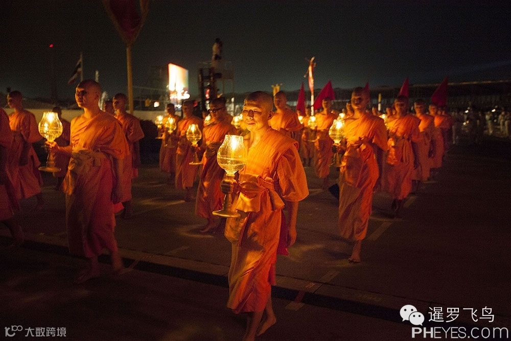 僧人们手持燃灯绕塔行走。.jpg