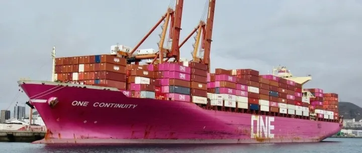 突发！ONE集装箱船遭风浪袭击，近50个集装箱坠海