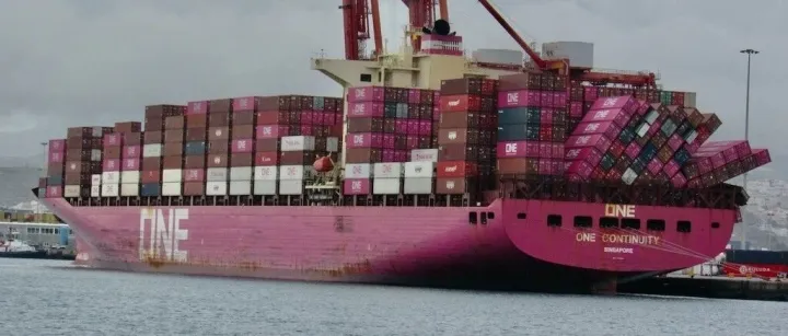 ONE一集装箱船45个柜子落水