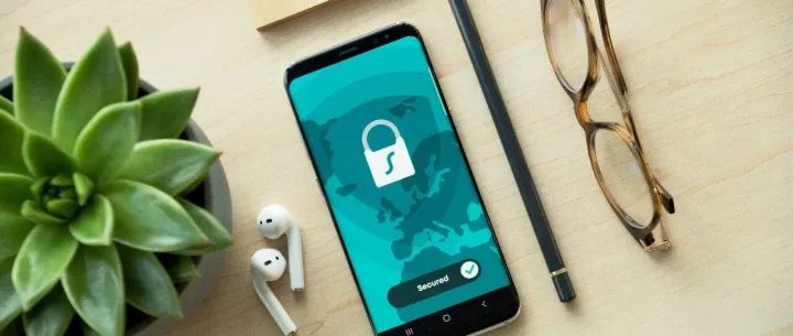 “亮证姐”竟是邻村表亲？亲属关联难解个人信息安全之忧