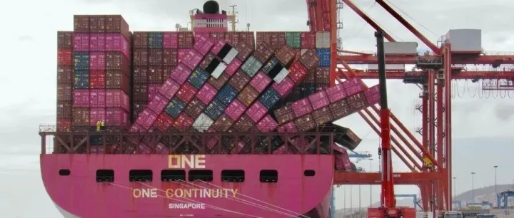 突发！ONE旗下一艘大型集装箱船途中遭遇恶劣天气，45个集装箱坠海丨壹航运