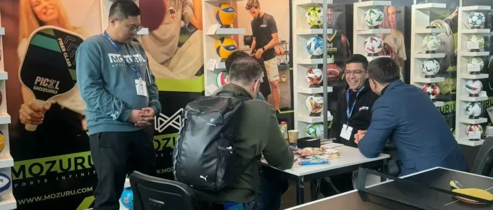 圣诞送礼别搞“自嗨式”文化输出，能融进客户日常的小物件，才是拴住关系的线。