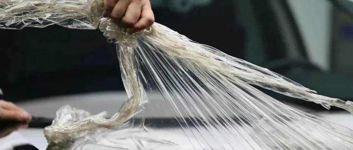 <em>贴了</em>劣质隐形车衣的车，现在惨不忍睹…