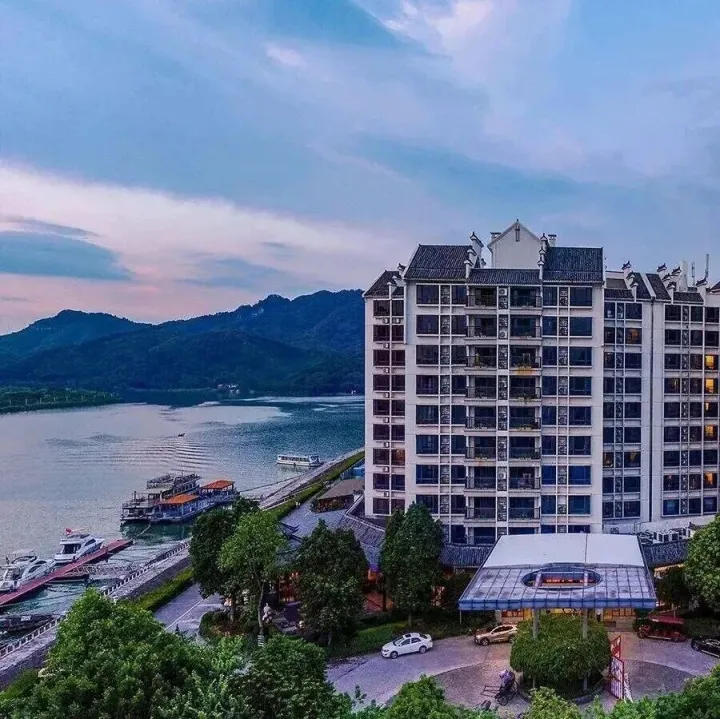 【清远英德·浈阳峡】周末不加收！299元抢浈阳坊江景双床房+次日早餐+醴泉温泉门票+酒店健身房+免费停车，住进风景区里