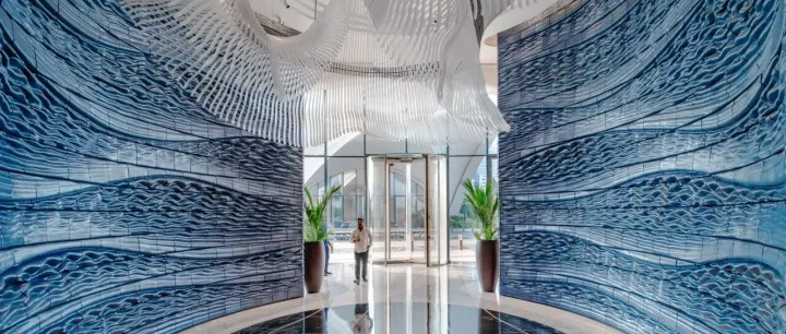 雕诉万象 | 当海浪被3D打印成陶瓷：迪拜酒店入口的流动艺术