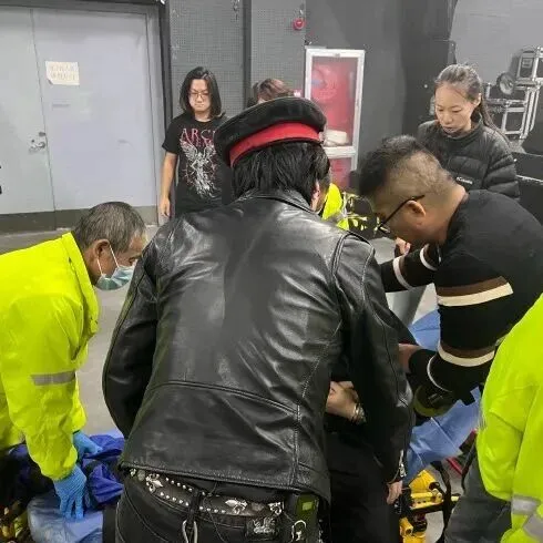 知名<em>乐队</em>吉他手演出时意外摔下舞台，肋骨断了6根，<em>乐队</em>就演出中断致歉，将开通退票通道