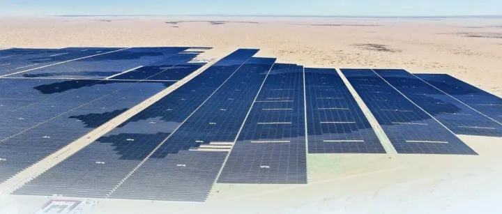 驭风沙 踏山海③｜中国华电内蒙古阿拉善盟腾格里沙漠新能源大基地：黄沙与科技的交锋