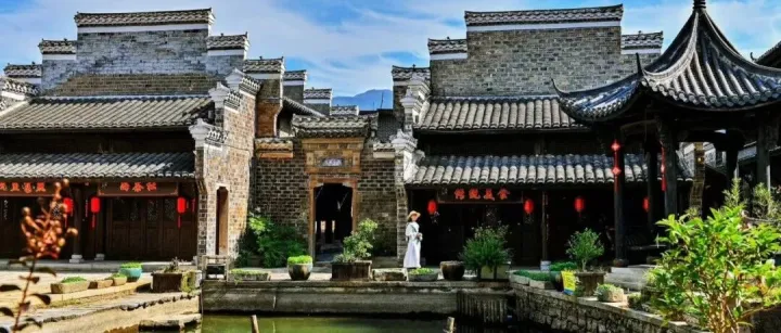 流量密码藏不住了！文旅小镇出圈靠“创意场景”：业态+景观双创新解锁提质增收