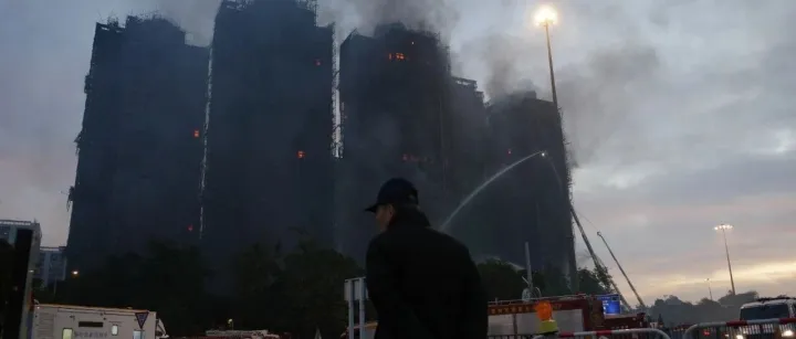 香港大埔火情已基本受控，发泡胶或成致命元凶：原为保护外墙窗玻璃