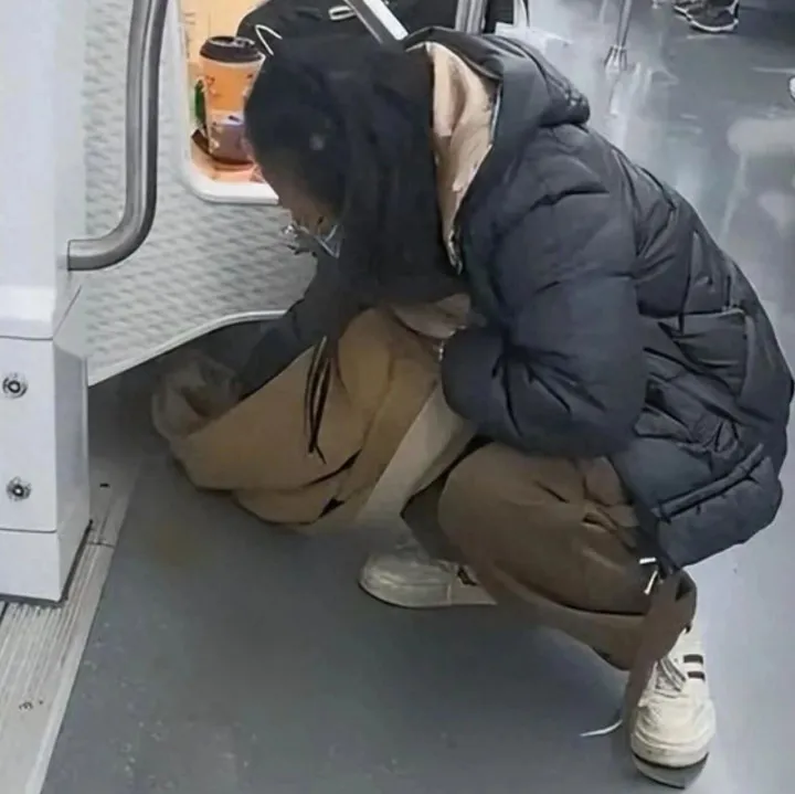 苏州地铁上小姐姐用围巾擦地：用一个热搜，温暖一个城