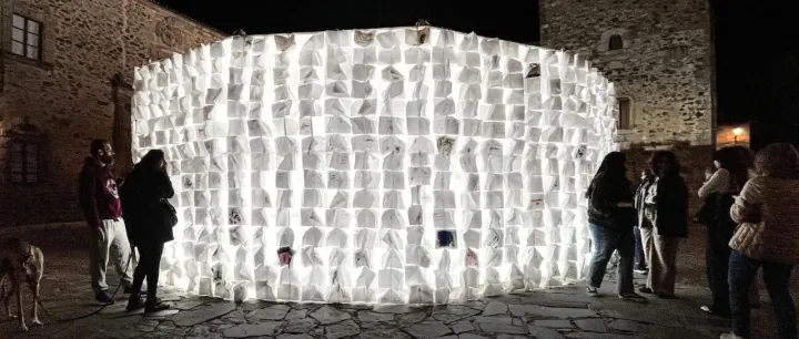 雕诉万象 | 城市亮起“有情绪”的纸面墙壁：一场由路人参与绘制的开放式公共艺术装置