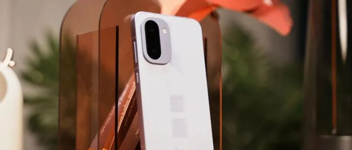 一加 6T 图赏：165Hz 高刷屏，全球首发骁龙 8 Gen 5