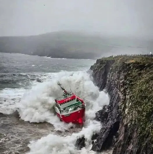 <em>船舶</em>大风浪搁浅触礁……