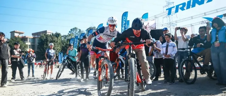 探索山地 千里达 | 燃爆全场！UCI国际车队车迷见面