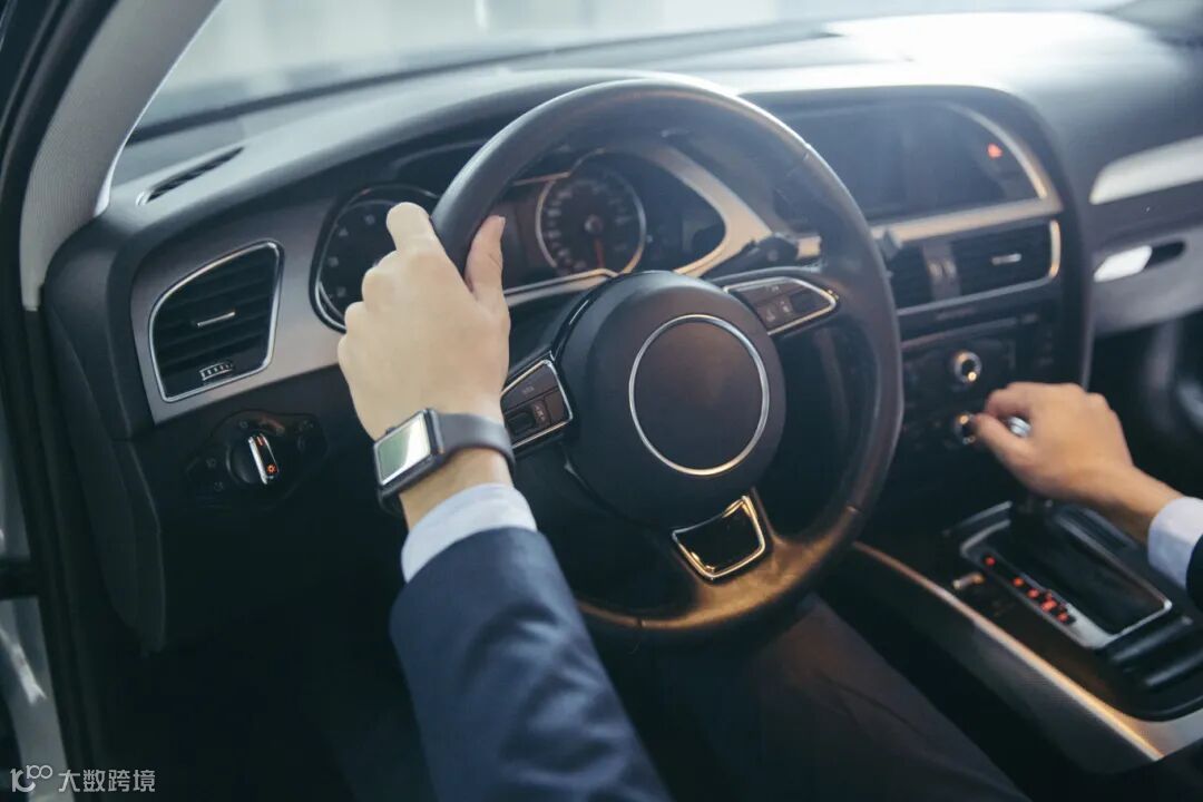 摄图网_500677964_banner_正在驾车的男士的手部特写（企业商用）.jpg